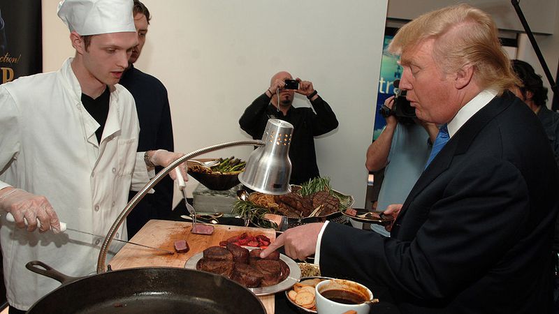 US President Donald Trump bestellt sein Steak durch und mit Ketchup!