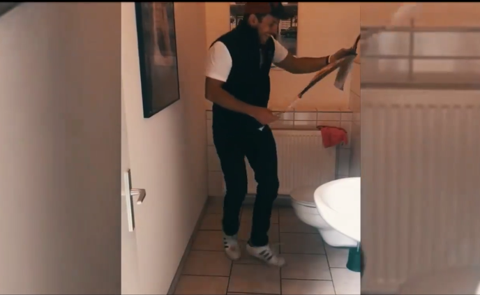 In diesem aktuellen Musikvideo tanzt Steffen Henssler auf der Toilette