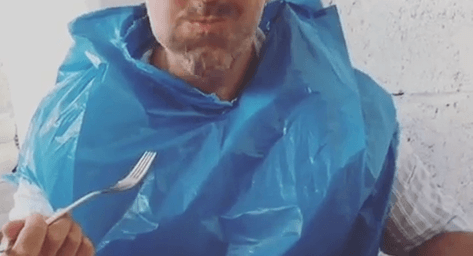 Deshalb sieht man Roland Trettl jetzt mit einem Müllsack bekleidet beim Essen! Deshalb sieht man Roland Trettl jetzt mit einem Müllsack bekleidet beim Essen!